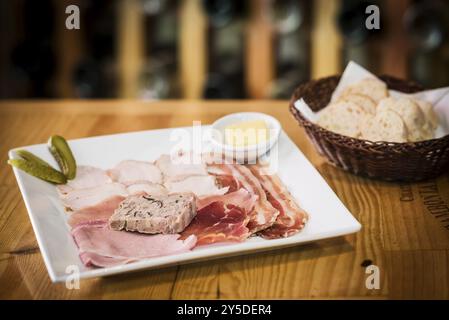 Salumi misti francesi affumicati e piatto di patè Foto Stock