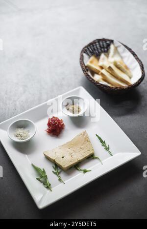 Foie gras paté d'anatra tradizionale francese con pane in un ambiente moderno e minimalista Foto Stock