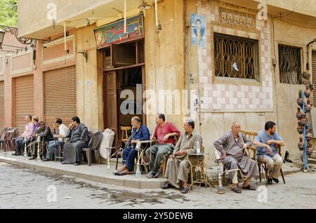 Uomini che fumano shisha nella città vecchia del cairo Foto Stock