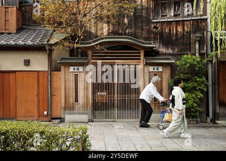 Donna in kimono su kyoto japan Street Foto Stock