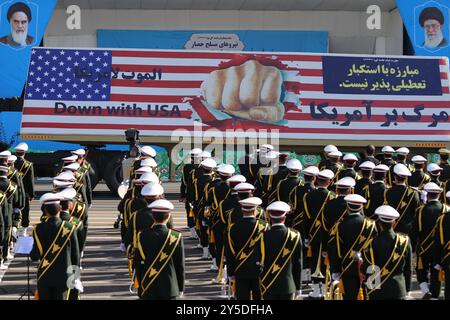 Teheran, Iran. 21 settembre 2024. Un gigantesco manifesto scritto "Down with USA” è raffigurato durante una parata militare annuale che celebra l'anniversario dell'inizio della guerra contro l'Iran da parte dell'ex dittatore iracheno Hussein 44 anni fa, di fronte al santuario del defunto fondatore rivoluzionario Ayatollah Khomeini, a sud di Teheran. Crediti: ZUMA Press, Inc./Alamy Live News Foto Stock