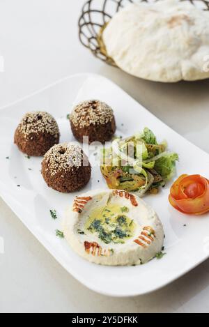 Antipasto con hummus houmus di falafel, piatto di mezze con piatti del medio Oriente Foto Stock