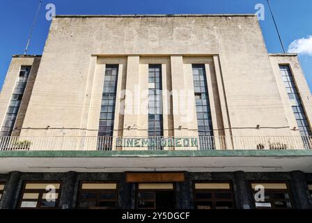 Vecchio edificio di cinema in stile art deco coloniale italiano in via asmara eritrea Foto Stock