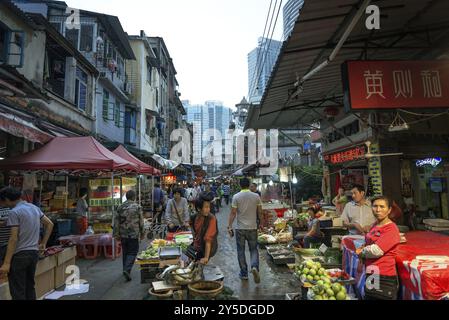 Strada dell'area commerciale del mercato alimentare locale nel centro di xiamen, cina Foto Stock