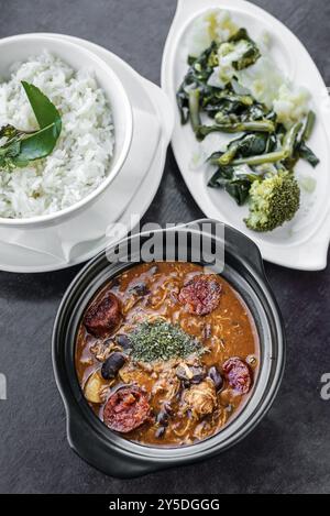 Feijoada di pollo con chorizo rustico portoghese piccante tradizionale stufato di fagioli Foto Stock
