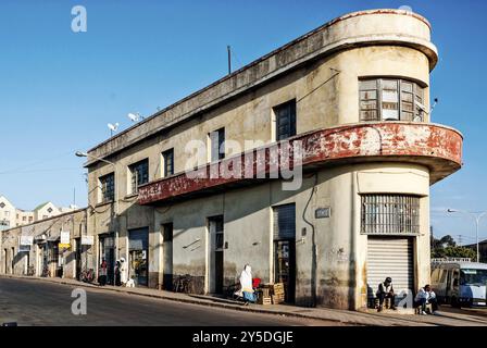 Vecchio edificio in stile art deco coloniale italiano in via asmara in eritrea Foto Stock