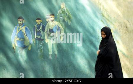 Donna velata in via teheran iran Foto Stock