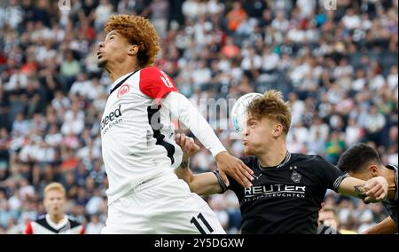 Francoforte sul meno, Germania. 10 agosto 2024. im Bild: Kopfballduell zwischen Hugo Ekitike (Eintracht Frankfurt, 11) l. und Luca Netz (Borussia Moenchengladbach, 20). 21.09.2024, Fussball, 1. Bundesliga, 4. LE NORMATIVE Spieltag, Eintracht Frankfurt - Borussia Moenchengladbach, GER, Francoforte sul meno, Deutsche Bank Park, DFL VIETANO QUALSIASI USO DI FOTOGRAFIE COME SEQUENZE DI IMMAGINI E/O QUASI-VIDEO. Credito: dpa/Alamy Live News Foto Stock