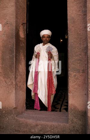 Prete che tiene la croce nella chiesa di lalibela etiopia Foto Stock