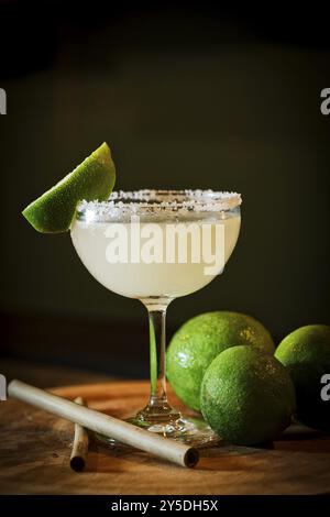 Cocktail messicano con margarita al limone e tequila in un bar moderno Foto Stock