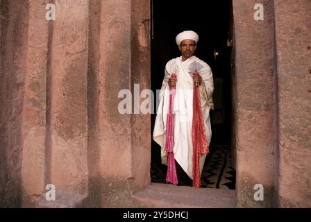 Prete che tiene la croce nella chiesa di lalibela etiopia Foto Stock