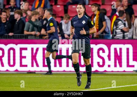Deventer, Paesi Bassi. 21 settembre 2024. DEVENTER, PAESI BASSI - 21 SETTEMBRE: L'arbitro Marc Nagtegaal si scalda durante l'incontro olandese Eredivisie tra Go Ahead Eagles e AFC Ajax a De Adelaarshorst il 21 settembre 2024 a Deventer, Paesi Bassi. (Foto di Andre Weening/Orange Pictures) credito: Orange Pics BV/Alamy Live News Foto Stock