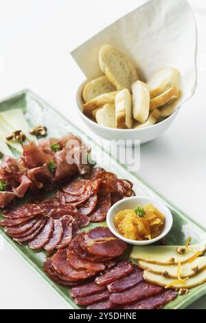 Piatto di spuntini tradizionali con prosciutto serrano spagnolo, salsiccia chorizo e tapas al formaggio Foto Stock