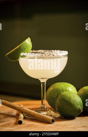 Cocktail messicano con margarita al limone e tequila in un bar moderno Foto Stock