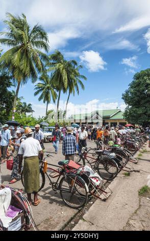 Vecchio ciclotaxi in risciò nel porto dei traghetti di yangon myanmar Foto Stock