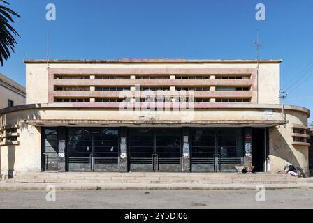 Vecchio edificio di cinema in stile art deco coloniale italiano in via asmara eritrea Foto Stock