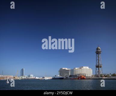 World Trade Center e la funivia del porto vell di barcellona, torre jaume i in spagna Foto Stock