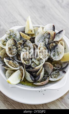 Vino bianco all'aglio vongole fresche al vapore tapas di pesce semplice spuntino ameijoas bulhao pato in stile portoghese Foto Stock