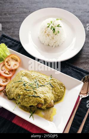 Filetto di pesce tailandese con salsa al curry verde asiatica e riso Foto Stock