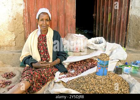 Venditore ambulante nel centro storico di harar in etiopia Foto Stock