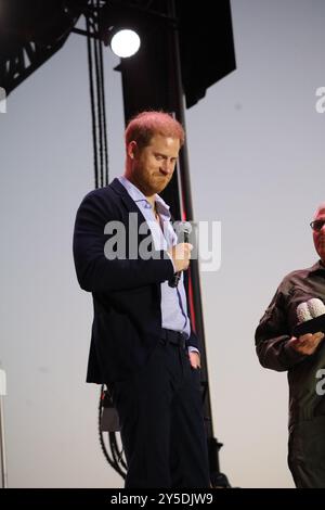 Summerland, California, Stati Uniti. 20 settembre 2024. Il principe Harry, duca del Sussex, partecipa al One805 Live per il secondo anno consecutivo il 20 settembre 2024. Il concerto di raccolta fondi a beneficio di tutti i soccorritori della contea di Santa Barbara si tiene presso la tenuta di Kevin Costner, affacciata sull'oceano Pacifico. Harry ha dato un premio a Loren Courtney, un pilota di supporto aereo della contea di Santa Barbara. (Immagine di credito: © Amy Katz/ZUMA Press Wire) SOLO PER USO EDITORIALE! Non per USO commerciale! Crediti: ZUMA Press, Inc./Alamy Live News Foto Stock