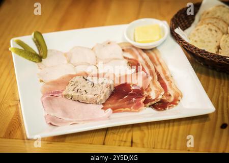 Salumi con prosciutti tradizionali francesi e antipasto con toast Foto Stock