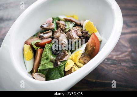 Insalata mista biologica fresca con pollo e uova in stile moderno Foto Stock