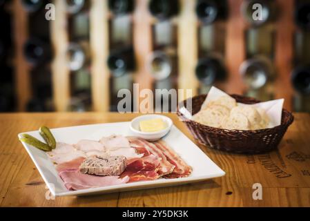 Salumi tradizionali francesi e piatto di antipasti con pane Foto Stock