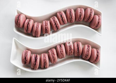 Macaron rosso fragola francese tradizionale a tavola Foto Stock