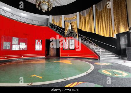 724 lobby dell'America Theater del 1941 in stile Art-Deco con le sue pareti ricoperte di rosso, la mappa del mondo del pavimento, vista dalla porta di Calle Galiano. L'Avana-Cuba Foto Stock