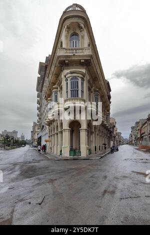 728 edificio eclettico a tre piani rinnovato - ex Cafe Tiburon - al 12 Paseo Prado Promenade, angolo di Calle San Lazaro Street. Centro Habana-Cuba. Foto Stock