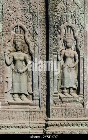 Antiche figure asiatiche scolpite in pietra nel tempio buddista angkor wat in cambogia Foto Stock