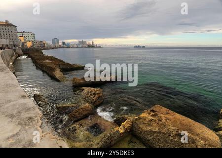 732 fila di edifici lungo la spianata di Malecon, il parapetto delle banchine che va fino all'Ambasciata degli Stati Uniti in lontananza, Centro Habana-Vedado. L'Avana-Cuba Foto Stock