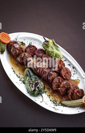 Spagnolo Portoghese arrosto grigliata BBQ chourico salamino piccante Salsiccia tapas snack Foto Stock