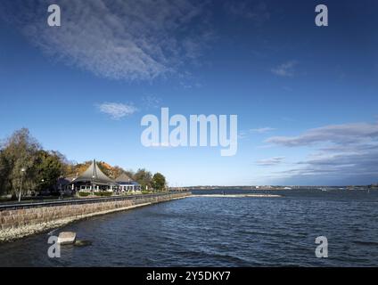 Ristorante caffetteria sul lungomare nel famoso parco di kaivopuisto nel centro di helsinki, in finlandia Foto Stock