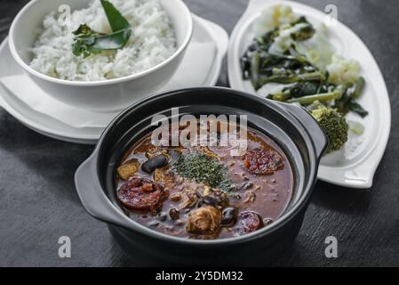 Feijoada di pollo con chorizo rustico portoghese piccante tradizionale stufato di fagioli Foto Stock