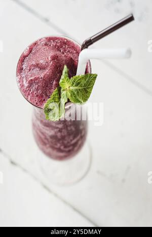 Bicchiere di frullato di frutta fresca ai frutti di bosco con menta Foto Stock
