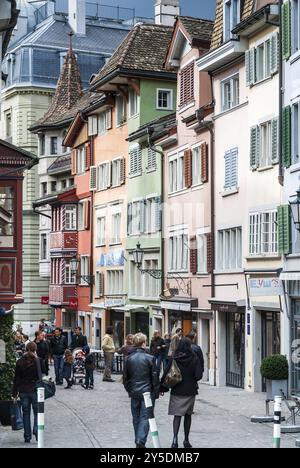 Strada pedonale nella città vecchia di aldstadt, nel centro di zurigo, in svizzera Foto Stock