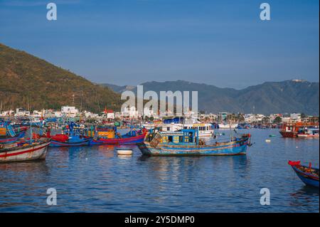 Pescherecci, navi e navi vietnamite presso il porto di pesca sul fiume Nha Trang. Nha Trang, Vietnam - 8 settembre 2024 Foto Stock