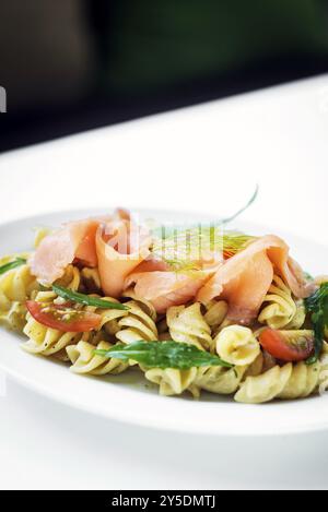 Salmone affumicato pomodoro biologico e basilico insalata di pasta fresca con salsa alla crema di ricotta e aneto Foto Stock
