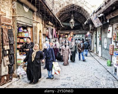 Affollata strada dello shopping del mercato del souk nella città vecchia di aleppo, siria Foto Stock