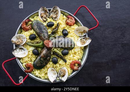 Pesce fresco al vapore e paella di riso, famoso pasto spagnolo tradizionale portoghese Foto Stock