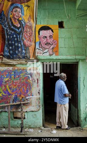 Street scene con negozio di artisti nel centro storico del cairo egitto Foto Stock
