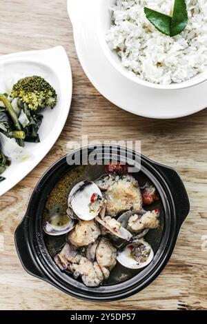 Piatti tradizionali di vongole di pesce e frutti di mare misti, caldeirada de peixe, zuppa portoghese stufata Foto Stock