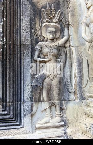 Apsara donna per metà umana e per metà divina dell'induismo e del buddismo nel tempio di Ta Prohm in Cambogia Foto Stock