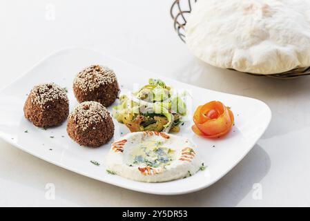 Antipasto con hummus houmus di falafel, piatto di mezze con piatti del medio Oriente Foto Stock