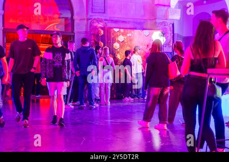 Nachtschicht AM 18. Settembre 2024 startete 21 Uhr wieder die Nachtschicht im Dresdner Rathaus ein. Dazu wurden Dresdnerinnen und Dresdner eingeladen, welche in diesem Jahr 18 geworden sind. Dresden Sachsen Deutschland *** Nachtschicht il 18 settembre 2024, 21.00, il Nachtschicht è ripartito nel municipio di Dresden. I Dresdeners che quest'anno hanno compiuto 18 anni sono stati invitati Dresda Sassonia Germania Foto Stock