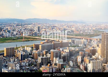 Osaka, Giappone - 05.04.2024: Vista panoramica aerea dello skyline di Osaka al tramonto. Moderni grattacieli di vetro visti dall'Umeda Sky Building. Foto Stock