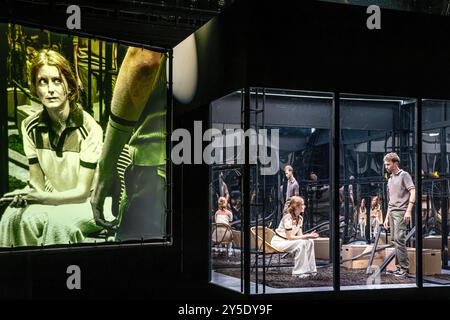 Cottbus, Germania. 20 settembre 2024. Gli attori Torben Appel e Nathalie Schörken salgono sul palco del Kammerbühne. Con il titolo di copertina "Verblendet" (accecato), lo spettacolo "Entrückt" (rapimento) di Lucy Kirkwood è stato annunciato allo Staatstheater Cottbus come un'opera rivelatoria di Dave Davidson. La prima di questa sera è stata la denouement. "Raptured" parla di Celeste e Noah Quilter che si conoscono e le loro vite fino alla loro morte misteriosa. Crediti: Frank Hammerschmidt/dpa/Alamy Live News Foto Stock