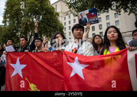 Londra, Regno Unito, 21 settembre 2024. I membri della comunità birmana britannica tengono una dimostrazione a Whitehall Central London. Gli attivisti mostrano sostegno all'attuale ambasciatore del Myanmar nel Regno Unito. Crediti: James Willoughby/Alamy Live News Foto Stock